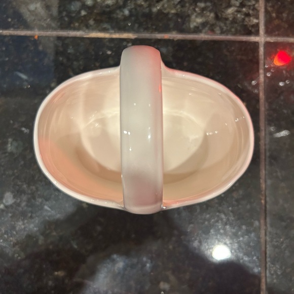 Vintage 1985 FTDA ceramic basket planter with a heart motif. - Picture 3 of 4